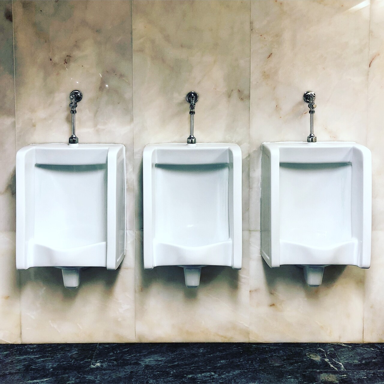 Instagram sur une installation de trois urinoirs...