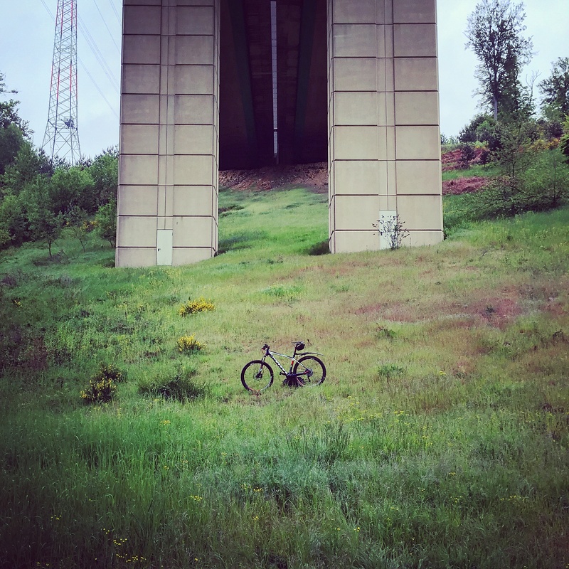 L'homme invisible fait du VTT...