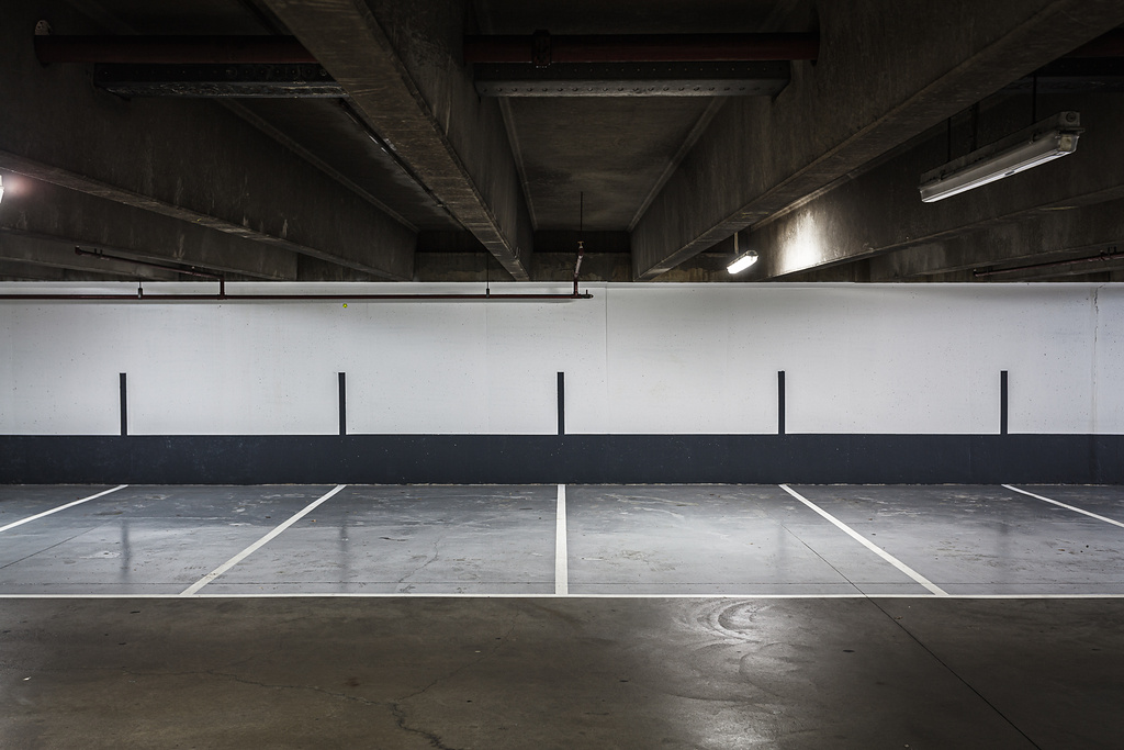 Grand angle sur les places de parking des Martyrs ...