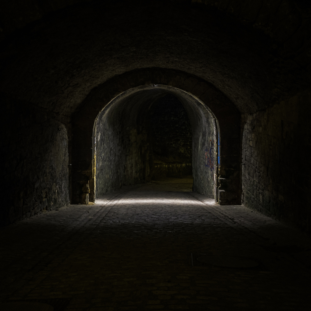 Porte médiévale du Pfaffenthal éclairée la nuit.