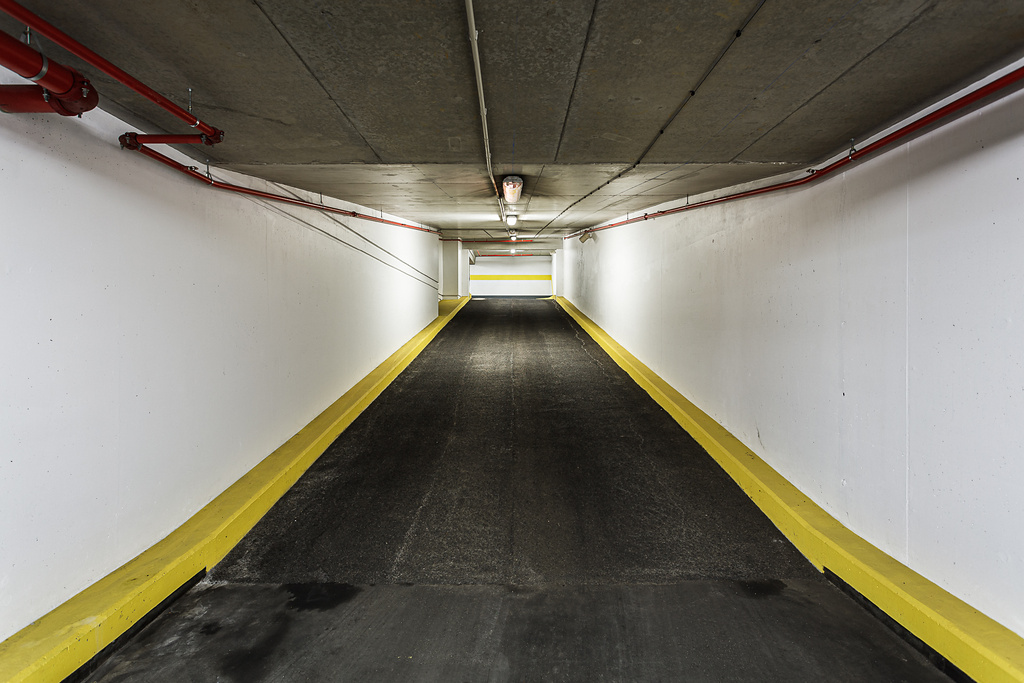 Perspective sur la rampe du parking souterrain de la Résistance à Luxembourg.