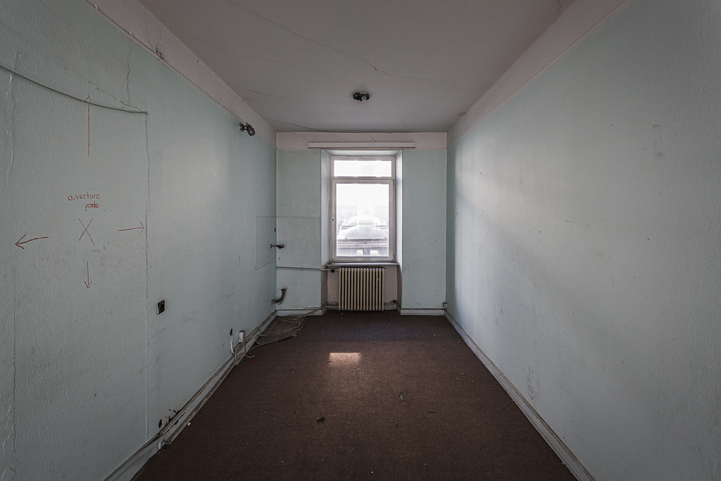 Perspective sur une chambre étroite