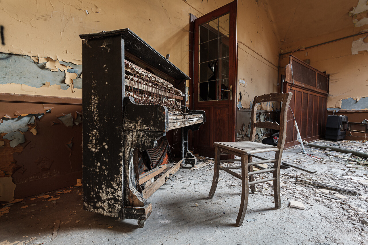 Un piano délabré dans une salle de spectacle à l'abandon...