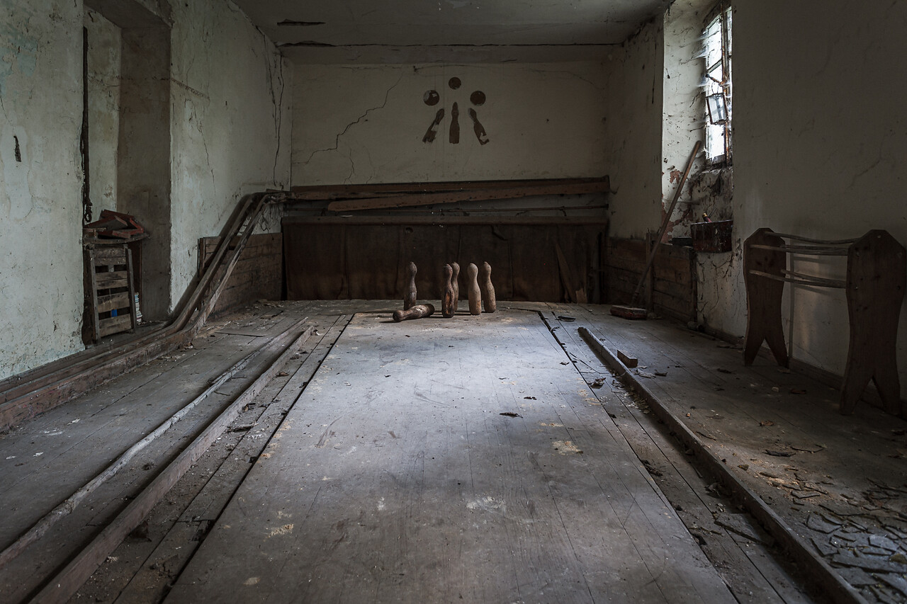 Ancien jeu de quilles traditionnel et délabré...