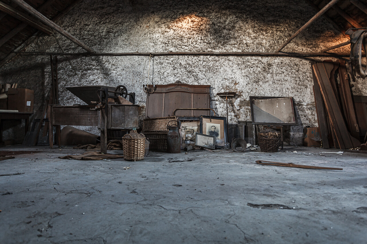Objets du quotidien abaindonnés dans un grenier...
