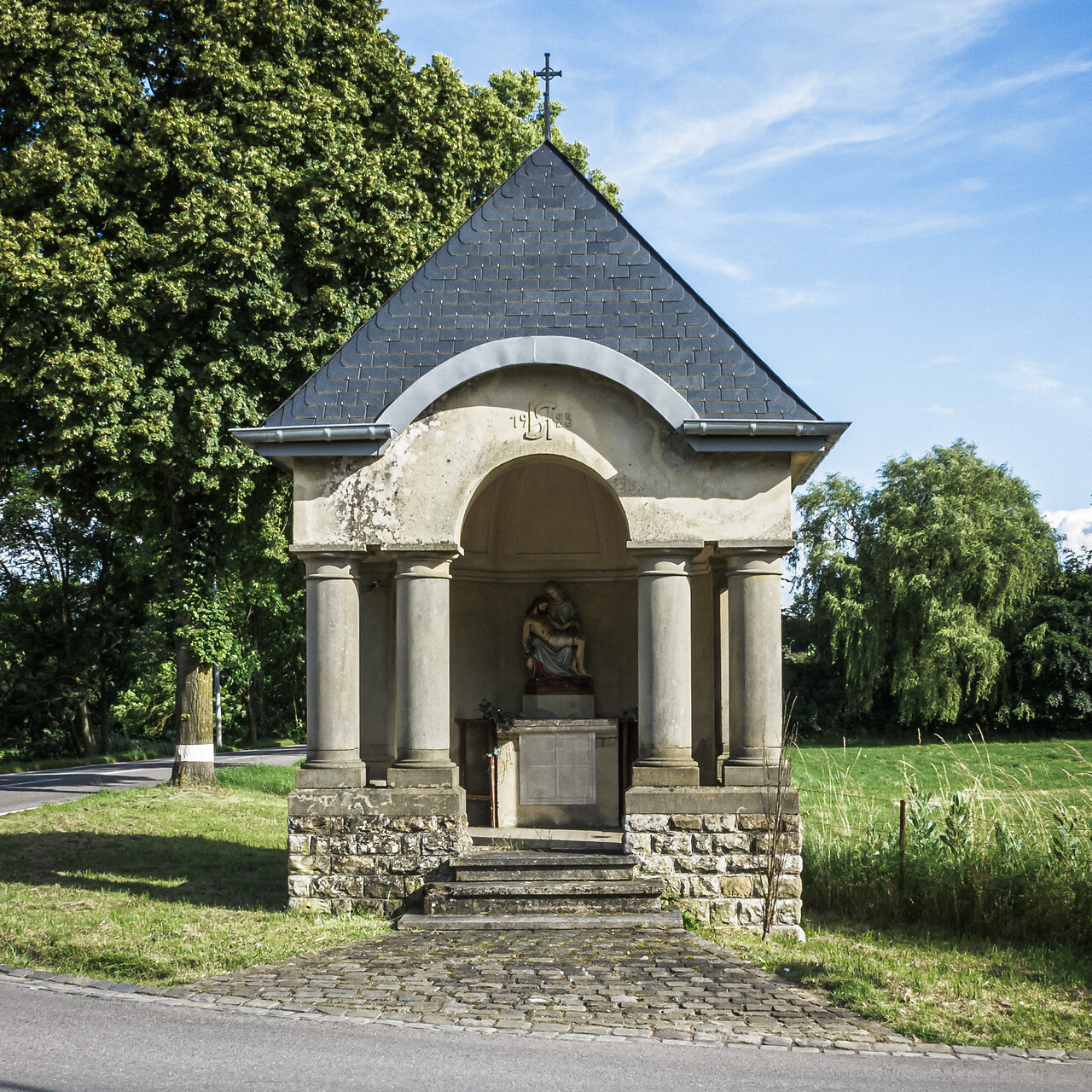 Chapelle à colonnes en bordure du route à Beidweiler.
