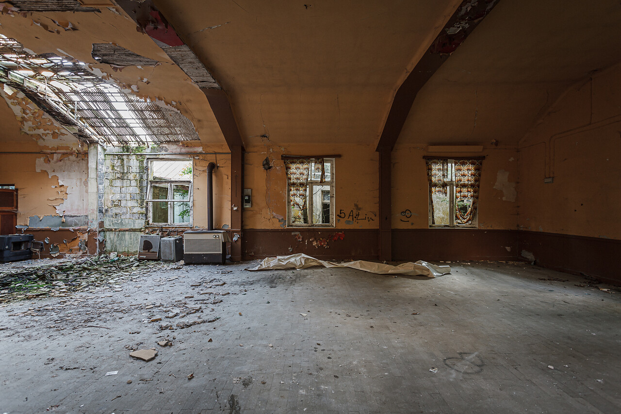 Plan large sur 3 fenêtres et un poele de chauffage...