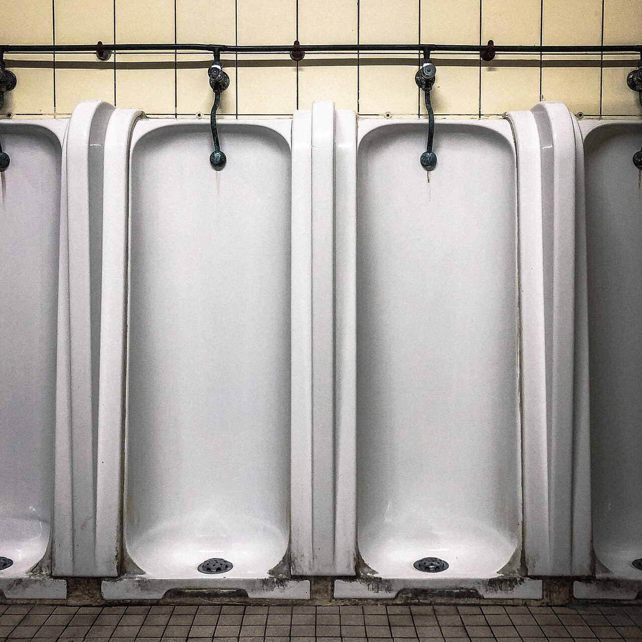 Urinoirs de plein pied, sale et mal entretenu