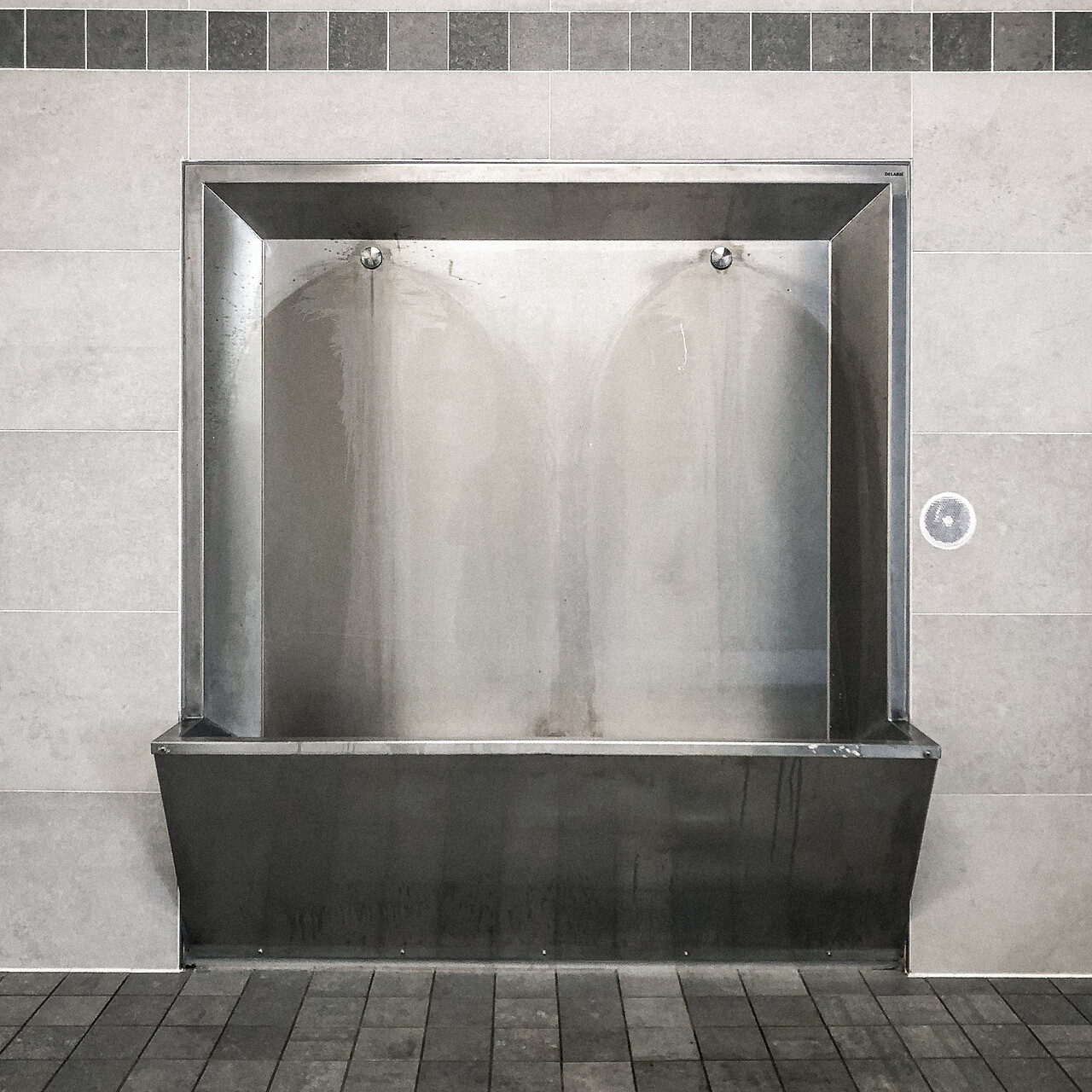 Urinoir encastré en alluminium pour 2 personnes