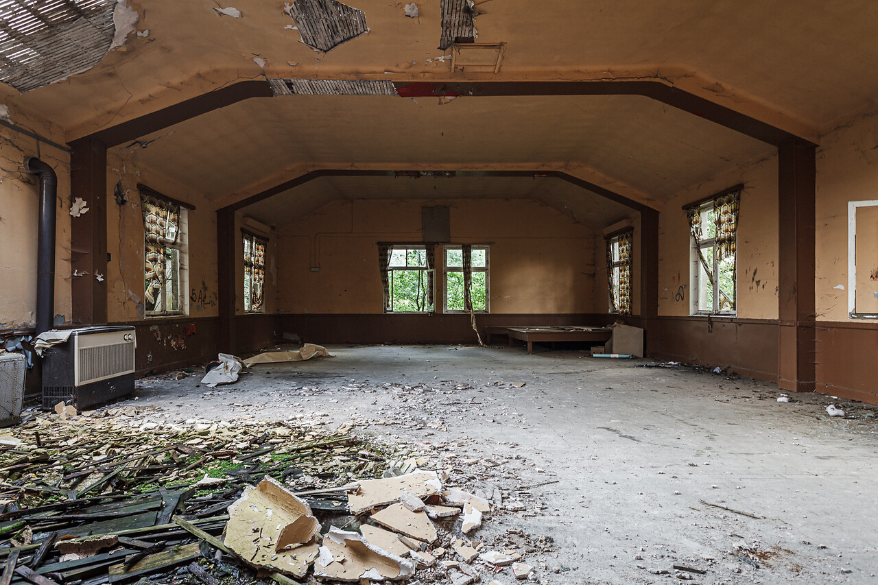 Perspective sur une salle de fête jonchée de débris...