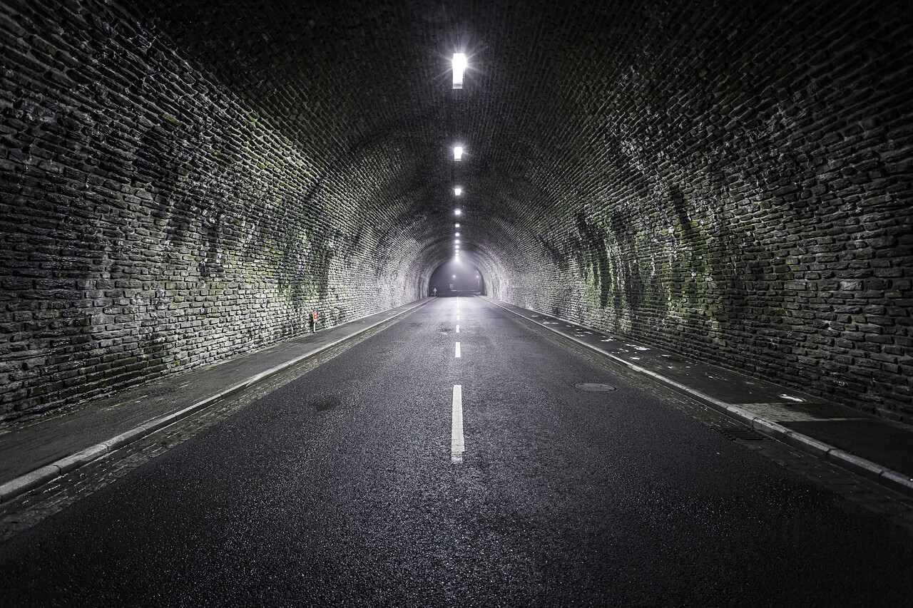 Perspective dans la brume sur un tunnel couvert de mousses…