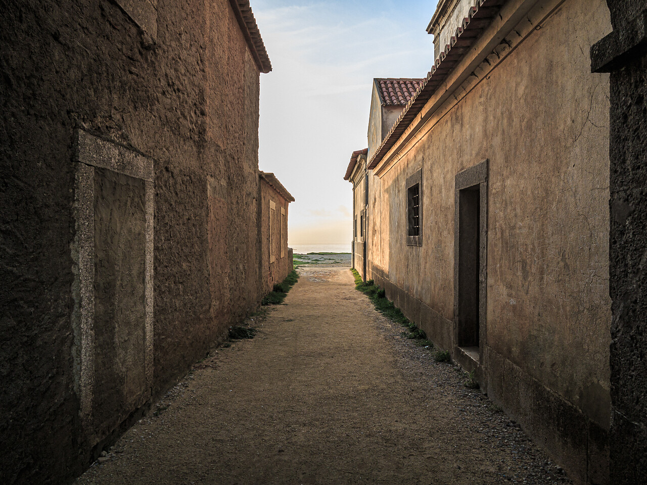 Vue sur Cabo Espichel depuis une ruelle du Sanctuaire de Cabo Espichel…