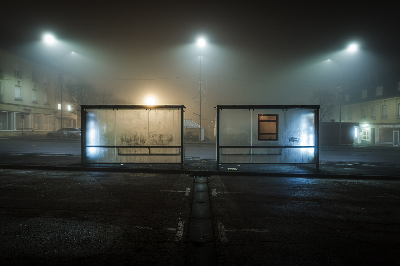 Aubettes de la ligne 751 dans la brouillard sur la Place Darche à Longwy-Haut