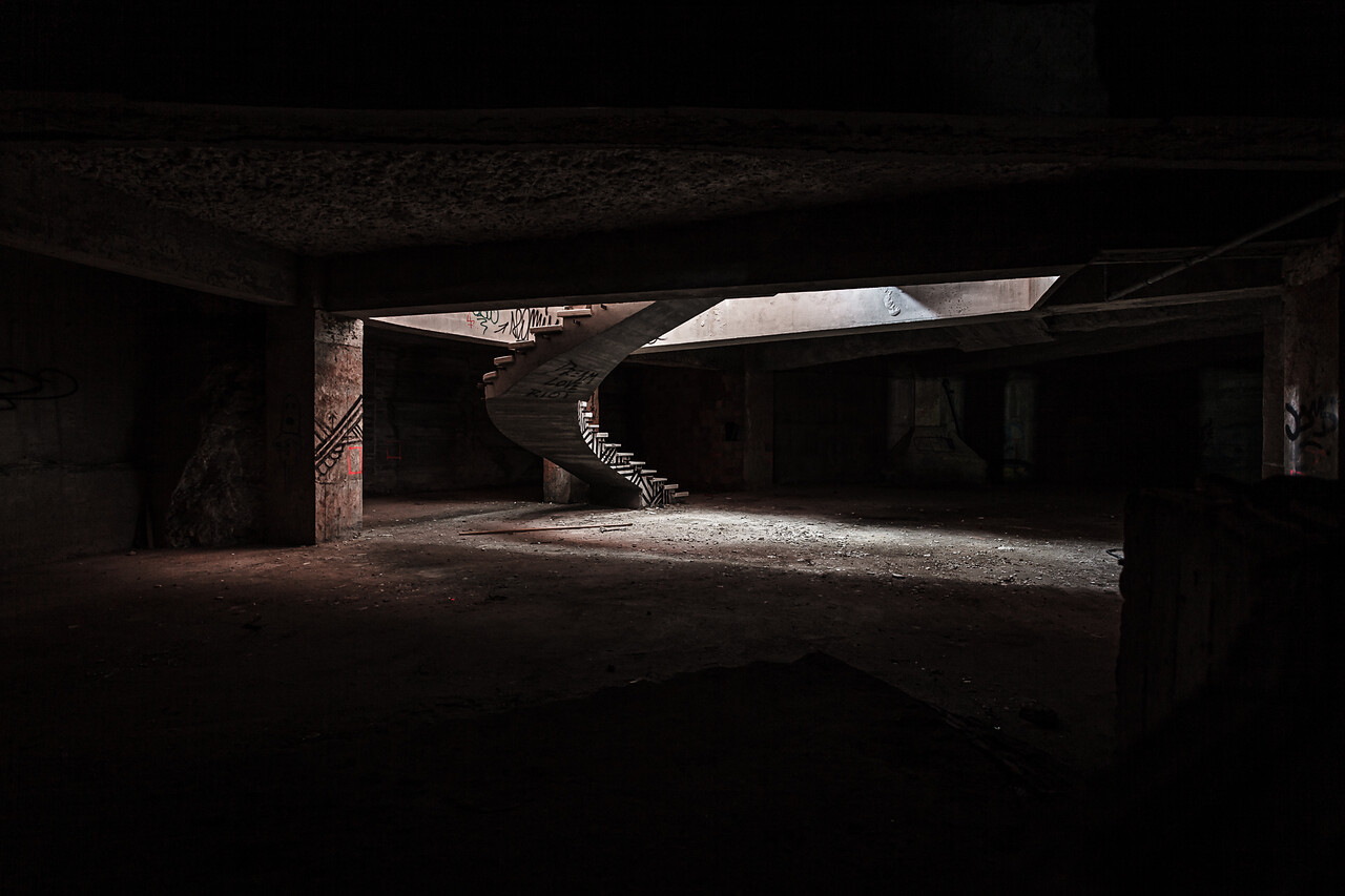 Puits de lumière et l'escalier délabré dans les entrailles du Mirador panoramique de Monsanto à Lisbonne