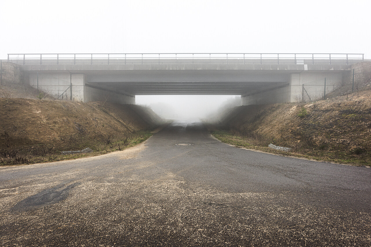 Pont de l'autoroute du nord dans le brouillard de la campagne d'Heisorf au Luxembourg ...