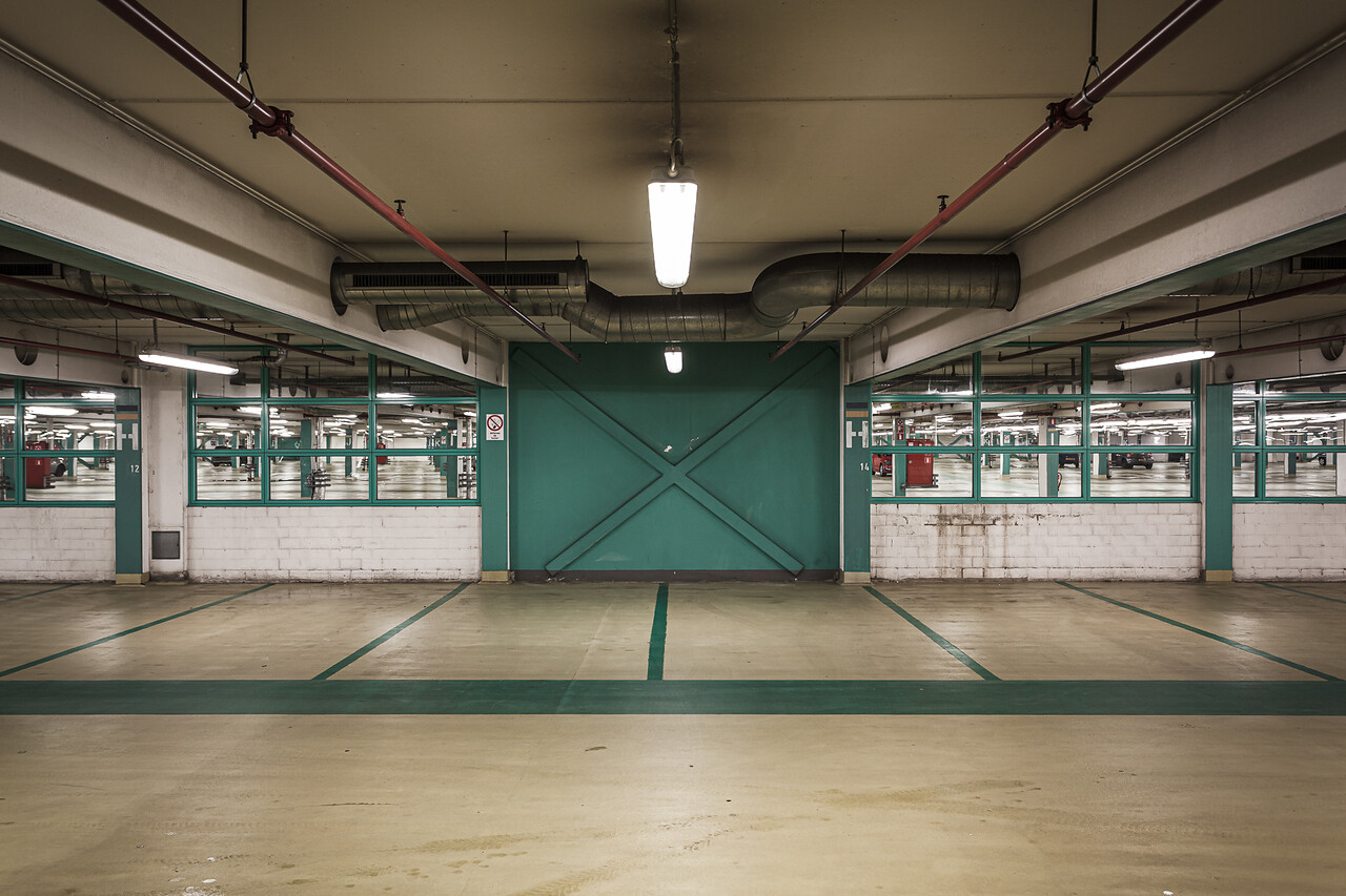 Grand angle sur les places de parking du Auchan Kirchberg ...