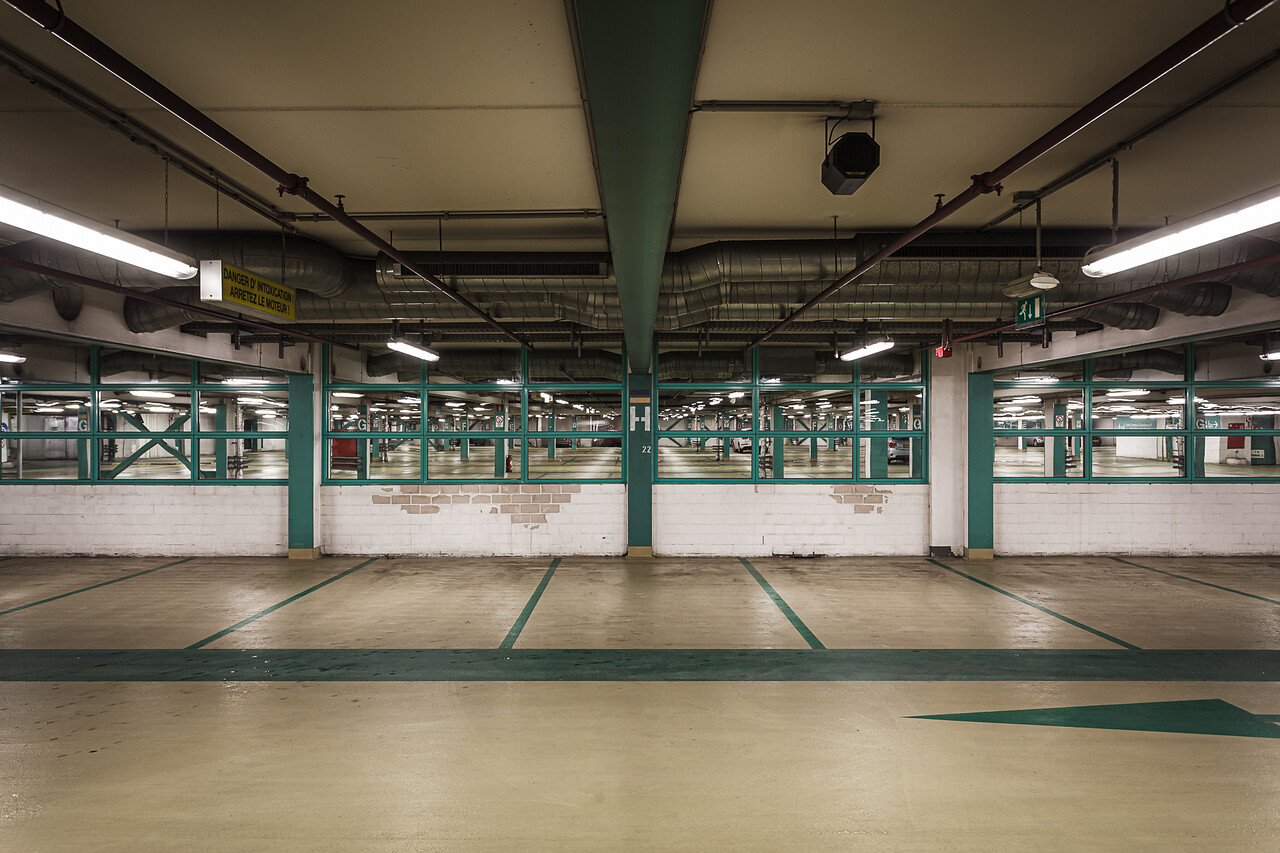 Grand angle sur les places de parking du Auchan Kirchberg ...