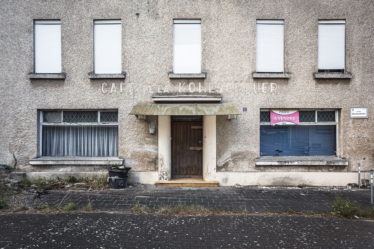 Façade d'un café abandonné et à vendre.