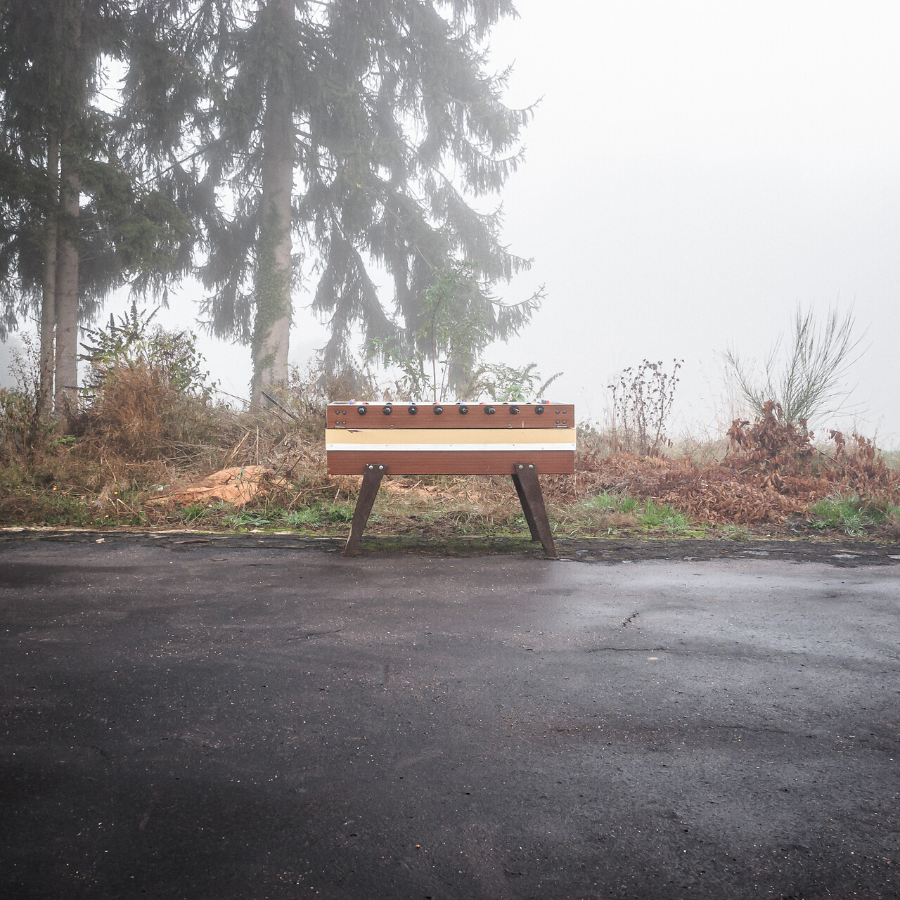 Vue dans le brouillard d'un kicker (babyfoot) abandonné...