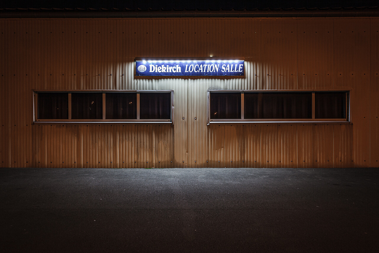 Façade en tôles ondulées d'une salle à louer dans la région d'Habay...