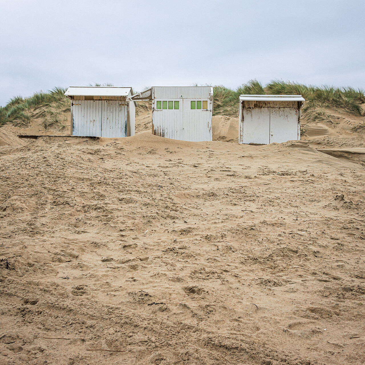 Trois cabines de plage sur la côte belge