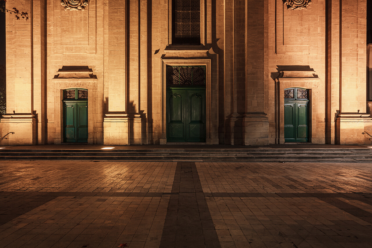 Plan large sur la façade de l’église Saint-Maxime à Thionville...