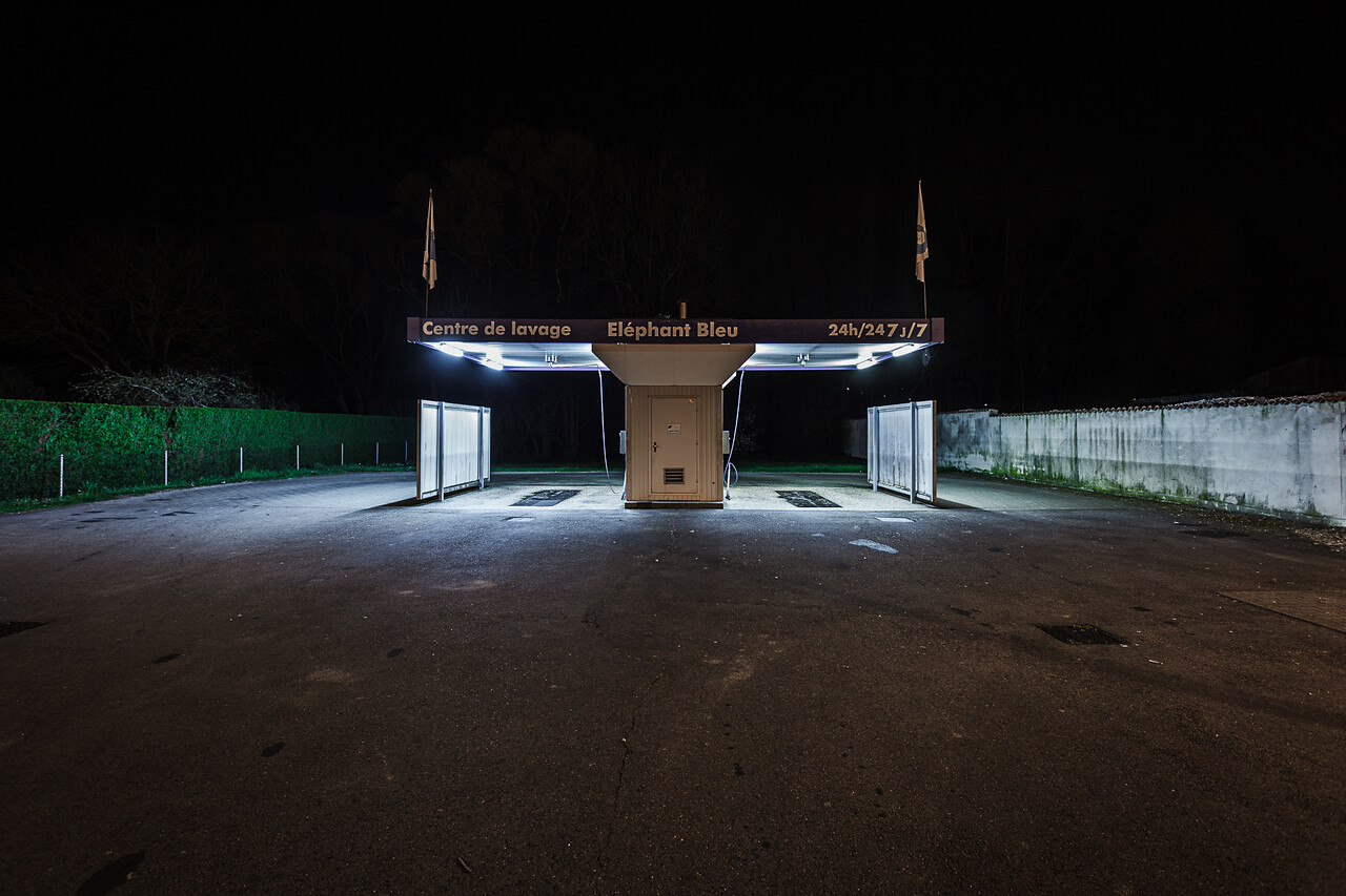 Plan large nocturne sur une station de lavage Eléphant bleu à Bouzonville en France