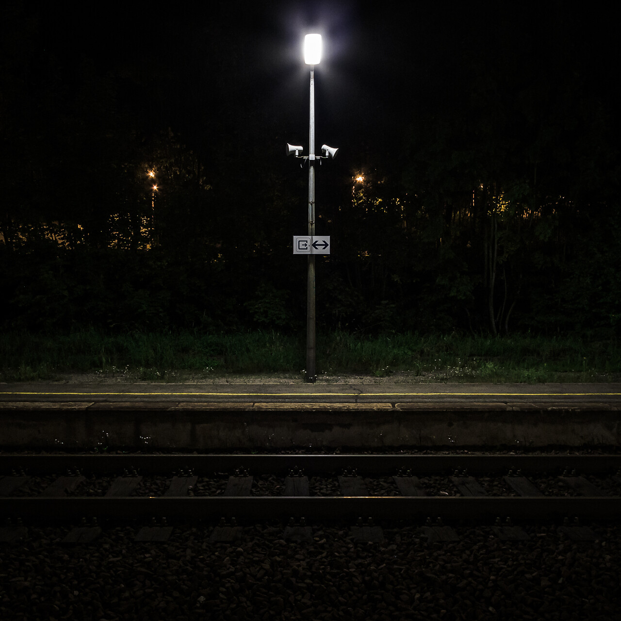 Lampadaire sur le quai d’une gare CFL la nuit.