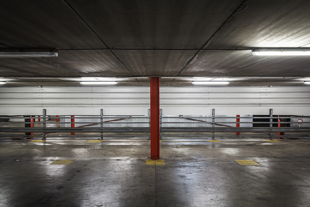Grand angle sur les places de parking Escher Parkhaus ...