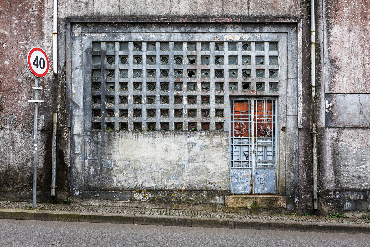 Façade délabrée de l'usine de peintures et vernis d'Armando Gomes Pessanha de la marque Esfinge située dans l'ancien pôle industriel de Serra do Pilar.