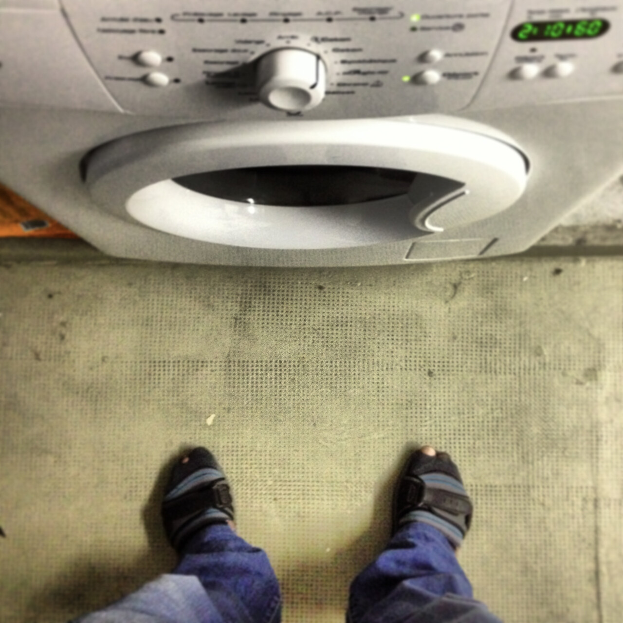 Face à la machine à laver en chaussettes trouées