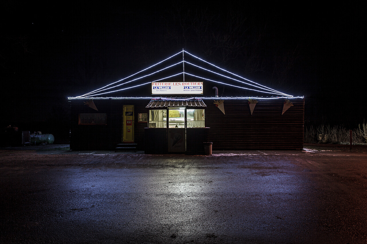 Photo de nuit d'une friterie pour routiers sur une nationale de la province du Luxembourg...