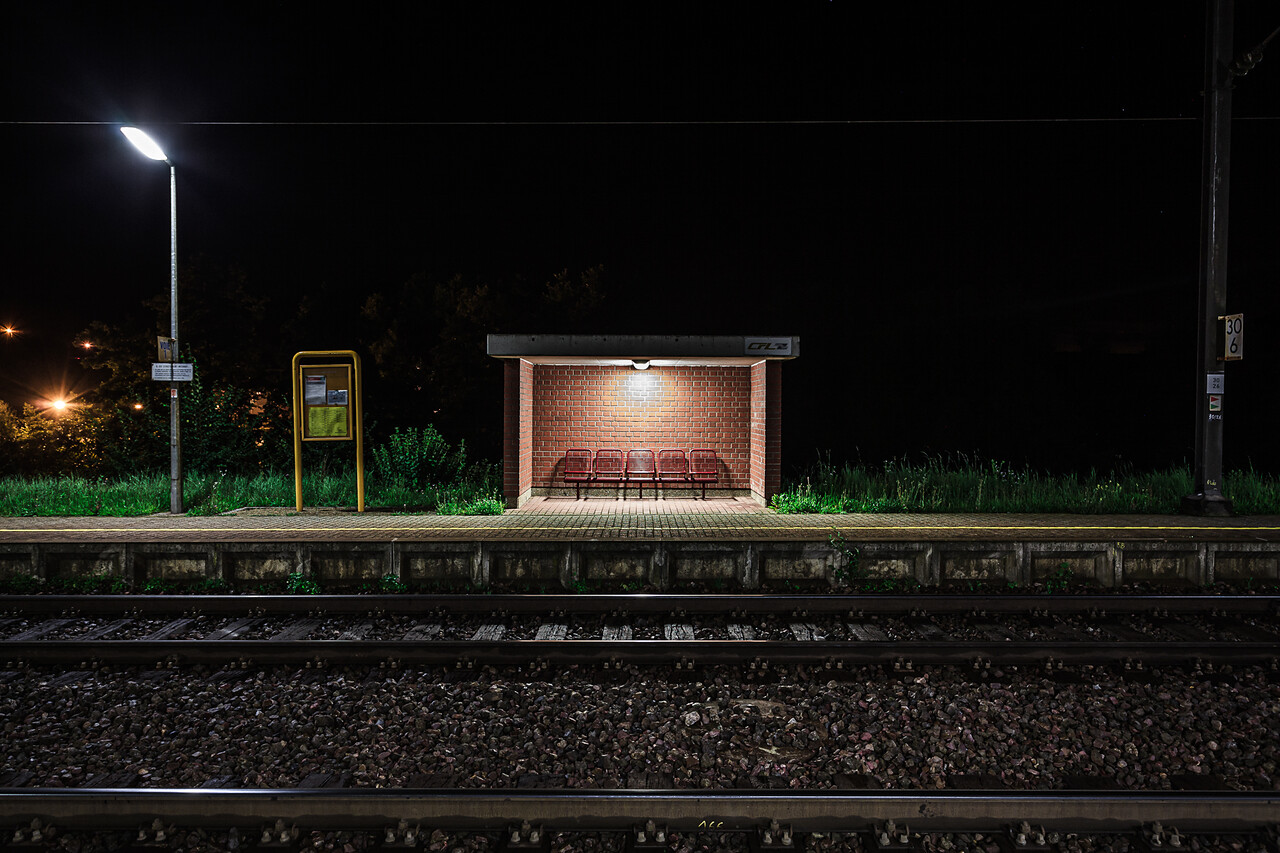 Grand angle de nuit sur le quai de la gare de Manternach.