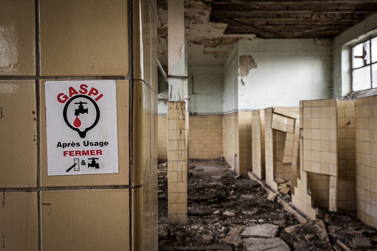 Vue sur un autocollant contre la gaspillage de l'eau dans un vestiaire.