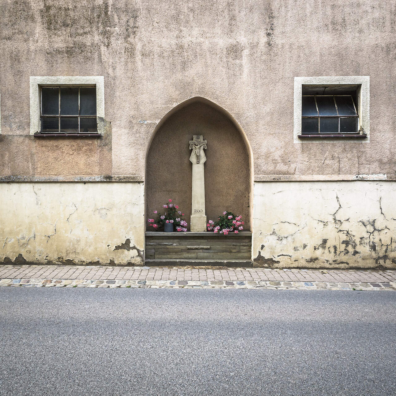 Alcôve contenant un Christ sur une croix.