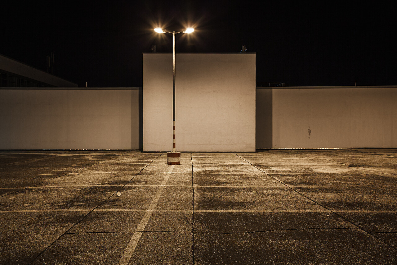 Parking d’une surface commerciale en allemagne éclairé la nuit.