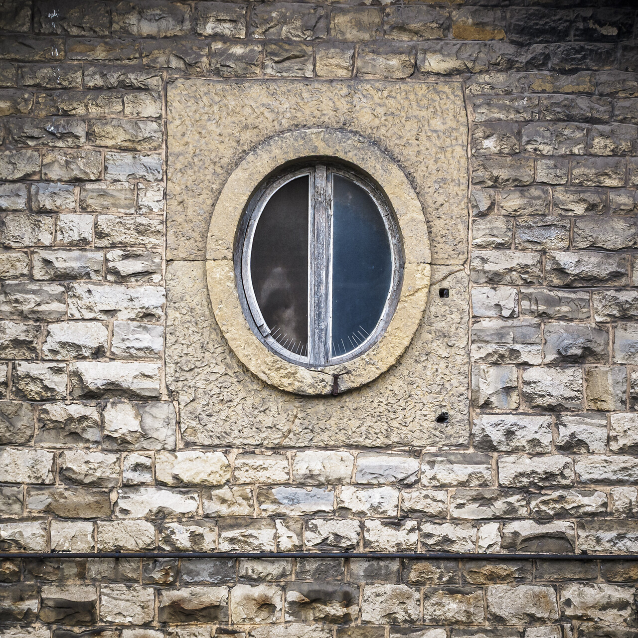 Une fenêtre à battants de forme oeil de boeuf...