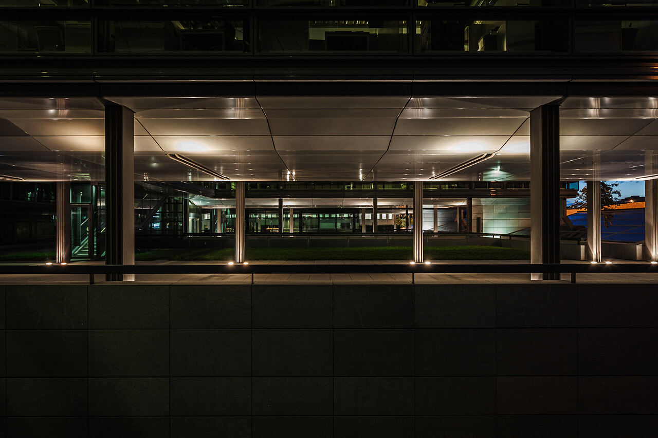 Plan large nocture sur la structure de la Chambre de commerce de Luxembourg