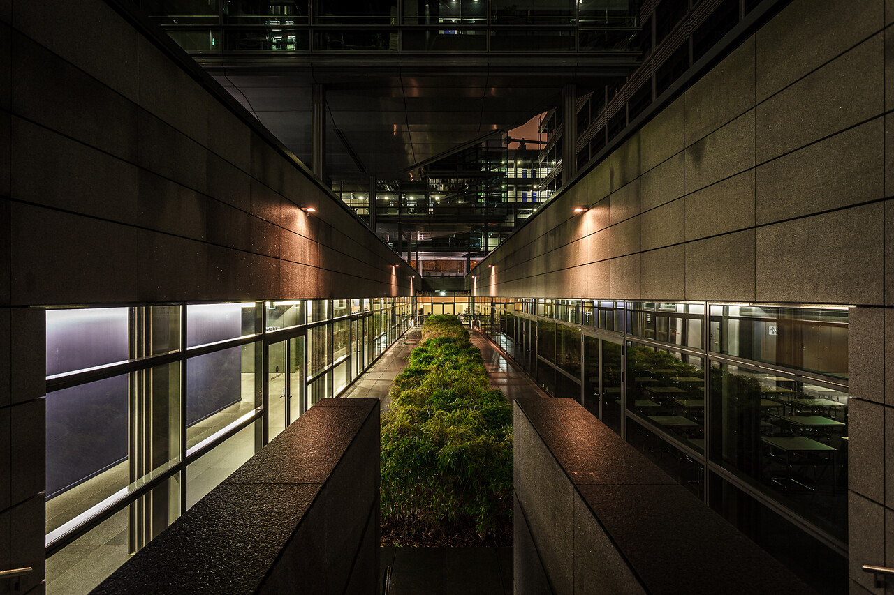 Perspective nocturne sur un sous niveau de la chambre de commerce de Luxembourg...