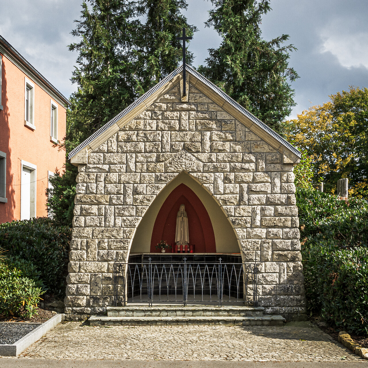 Chapelle en pierre en bordure de route à Kahler.