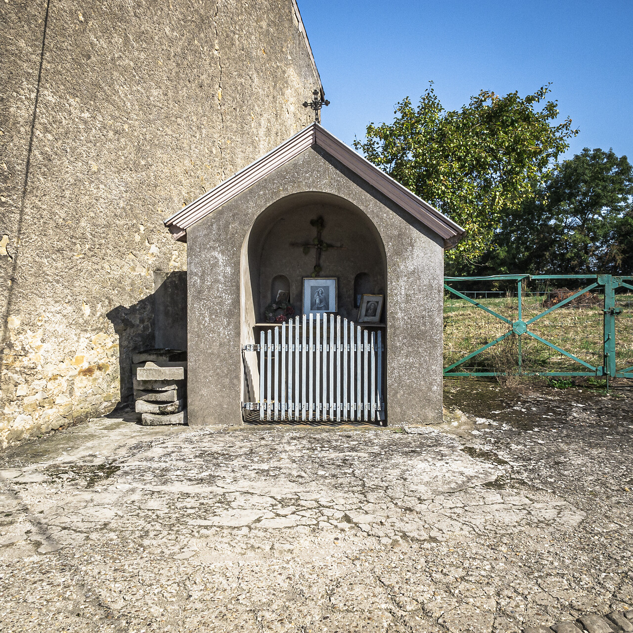 Chapelle couverte de ciment en bordure de route à Roeser.