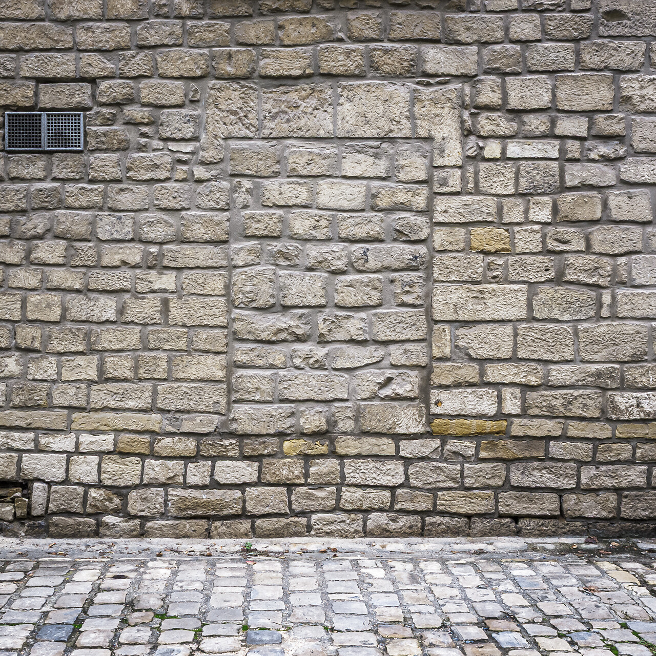 Une fenêtre murée de pierres...