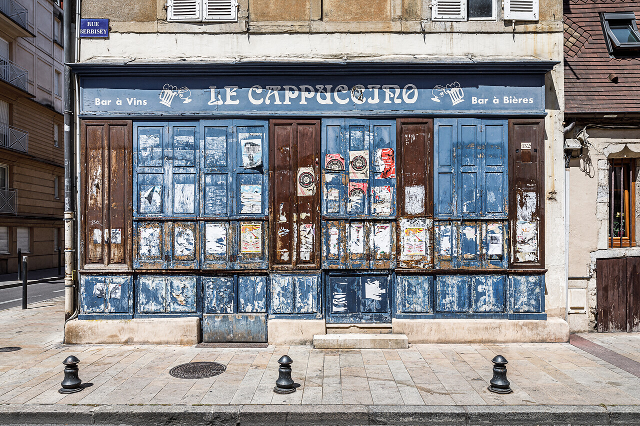 Façade du café Le Cappuccino, bar à vins et à bières, abandonné rue Birbesey à Dijon...