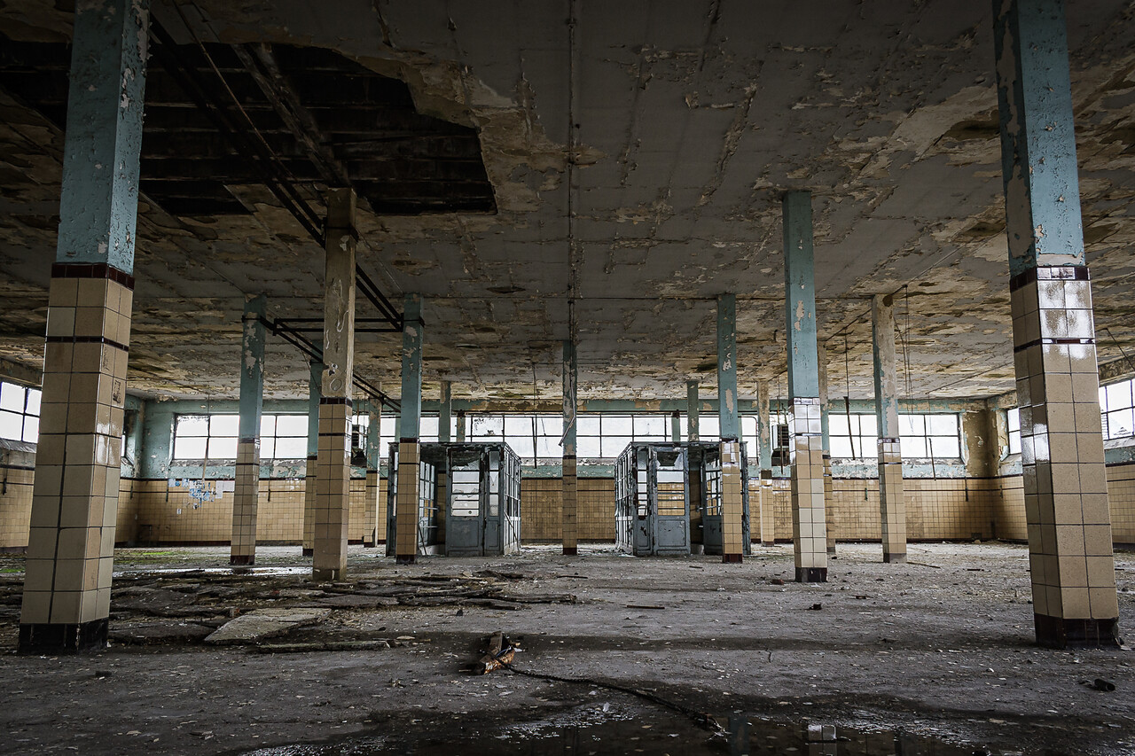 Grand angle sur un vestiaire à l'abandon.