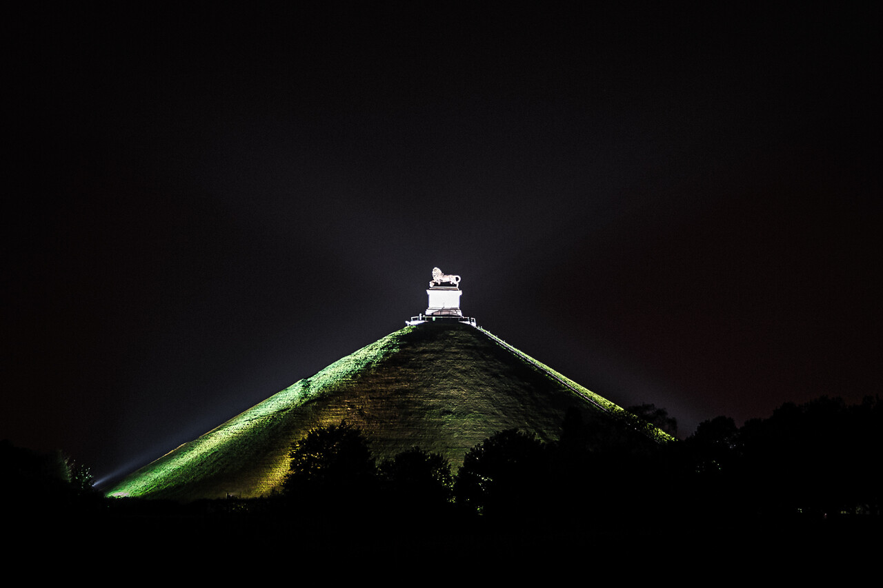 Butte du lion de Waterloo illuminée dans la nuit.