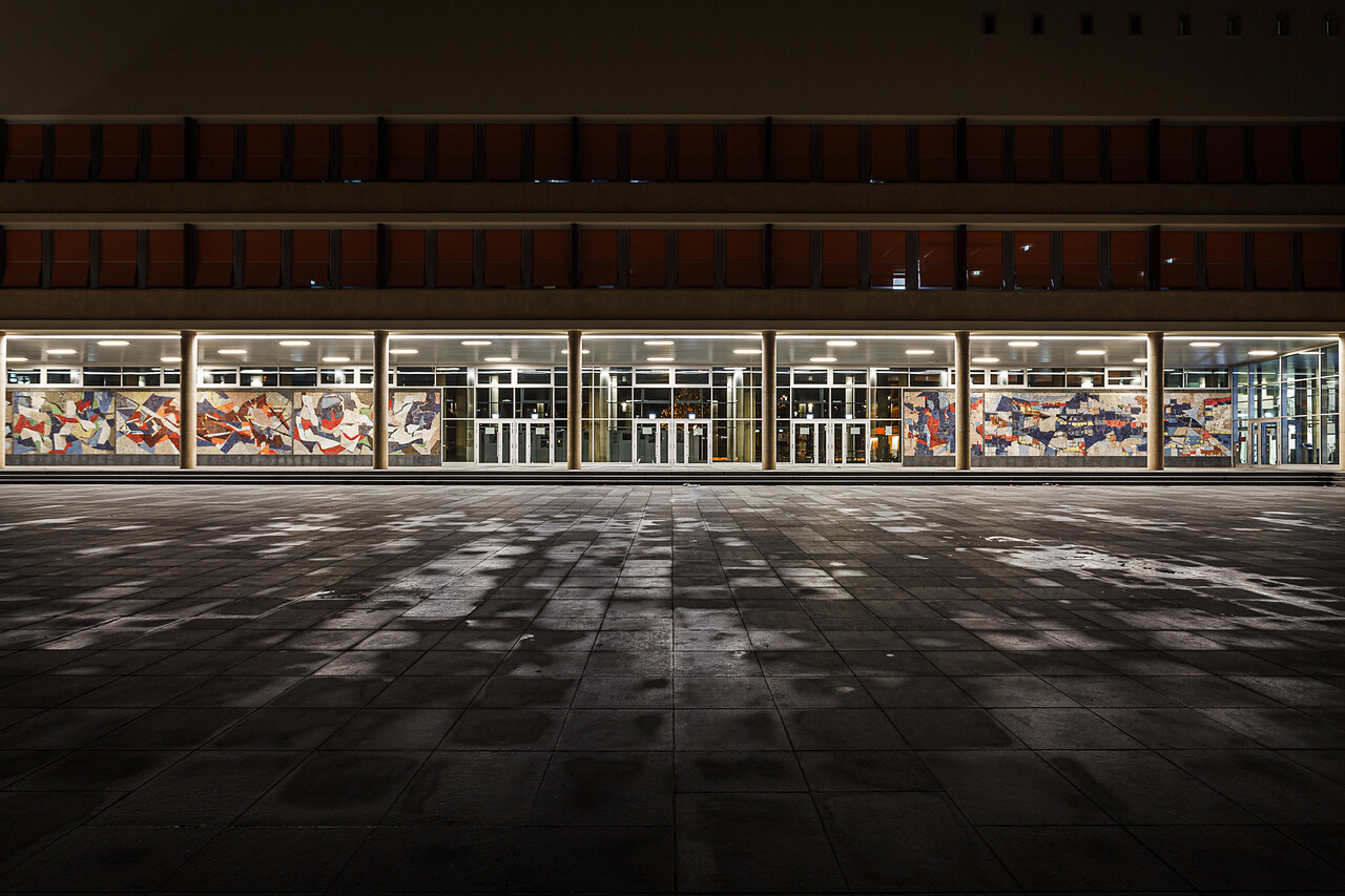 Plan large sur le parvis de l'Athénée de Luxembourg...