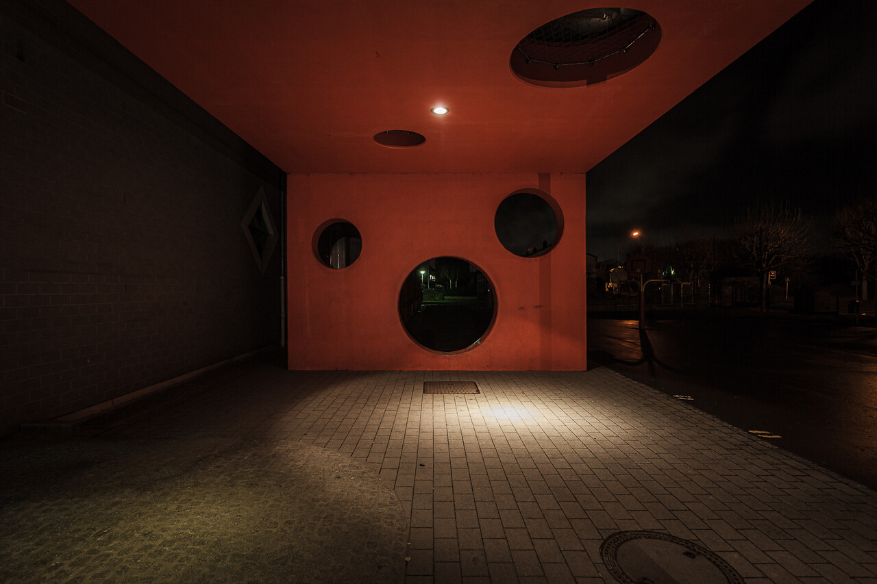 Perspective nocturne sur le préau d'une ecole...