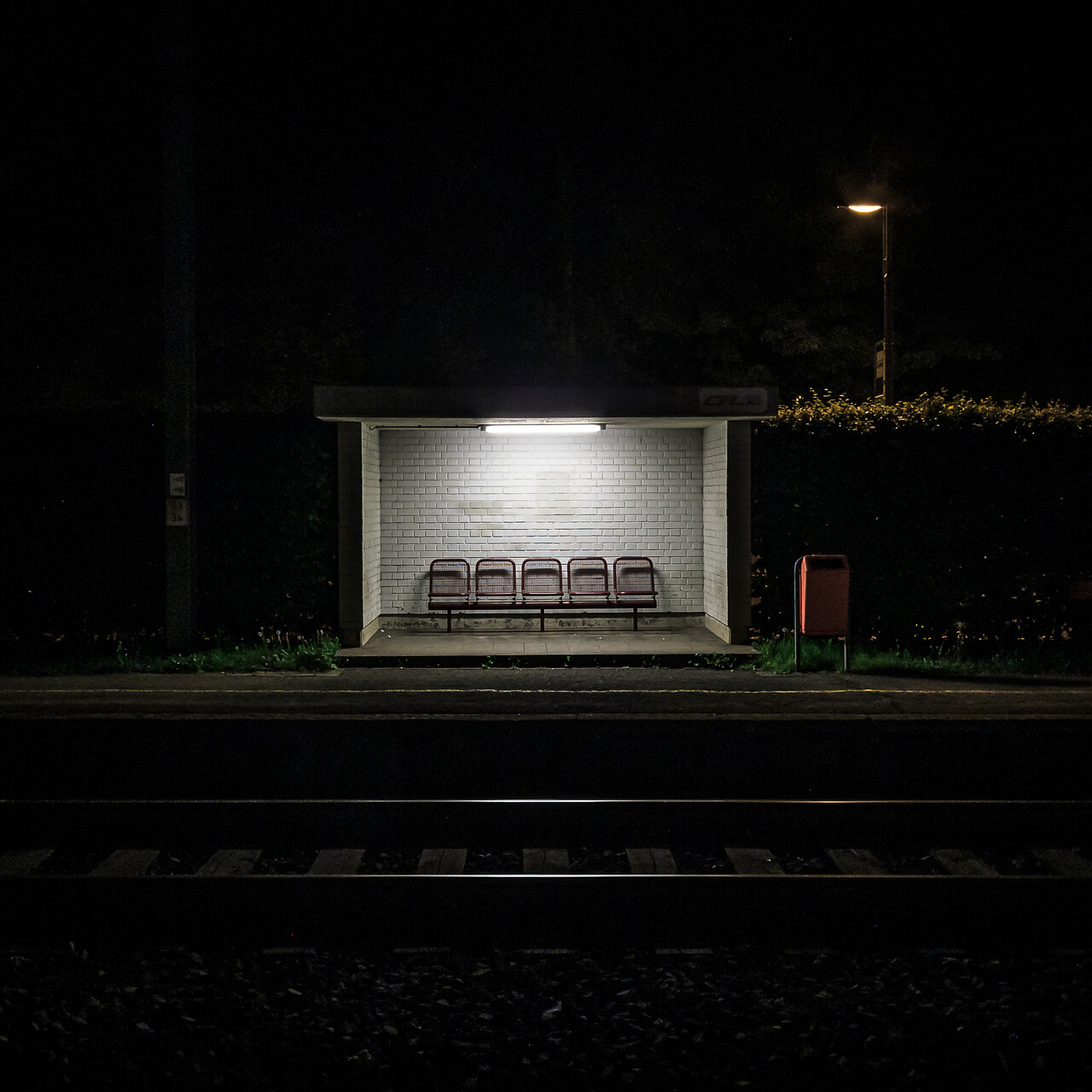 Abrit pour voyageurs sur le quai d’une gare CFL la nuit.