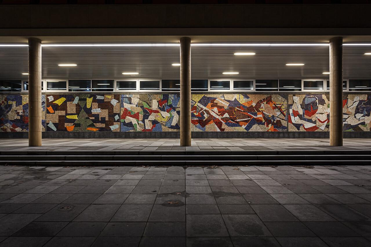 Plan large sur les mosaïques du parvis de l'Athénée de Luxembmourg...