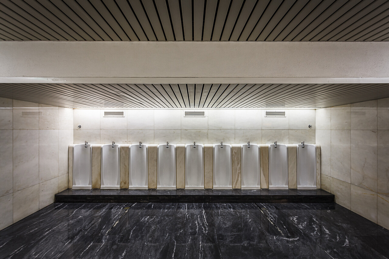 Grand angle sur une série d’urinoirs de la Fondation Calouste Gulbenkian à Lisbonne...